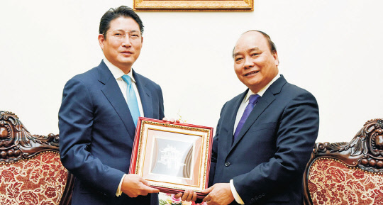 지난 10일 베트남 하노이에서 조현준 효성 사장(왼쪽)이 응우웬 쑤언 푹 베트남 총리를 만나 회담을 한 뒤 총리 측 기념선물을 전달받고 있다.    효성 제공